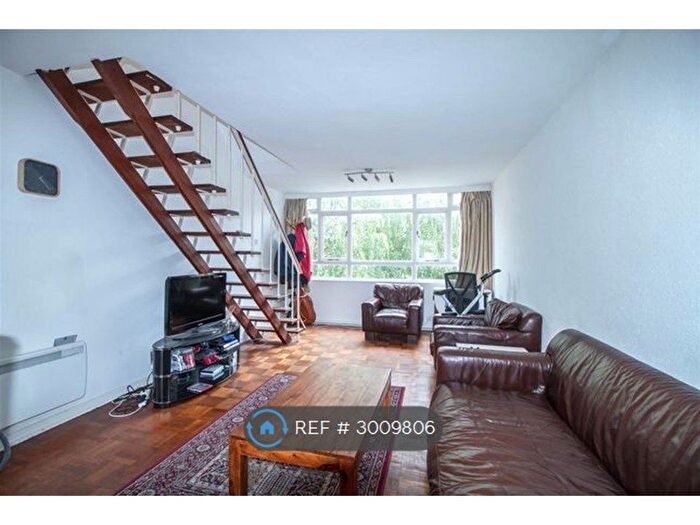 2 Bedroom Flat To Rent In Garden Royal, London, SW15
