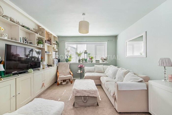 2 Bedroom Flat For Sale In Linden Grove, New Malden, KT3