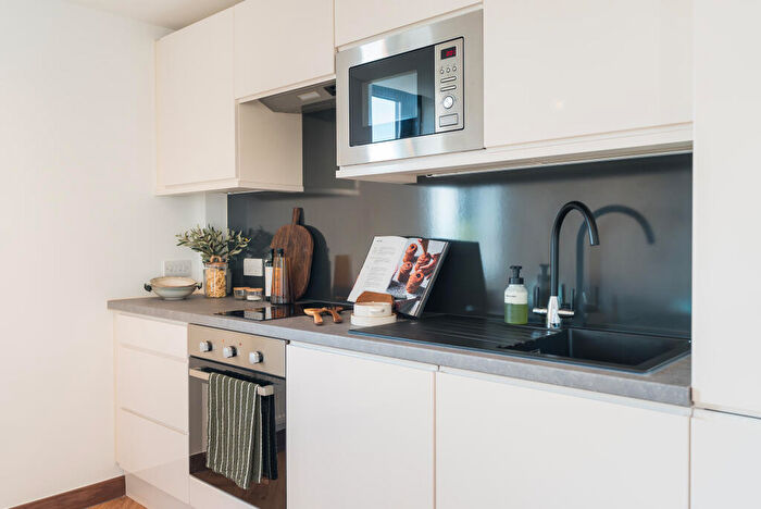 3 Bedroom Apartment To Rent In Apt, Live Oasis Merrion Street Gardens #, LS2
