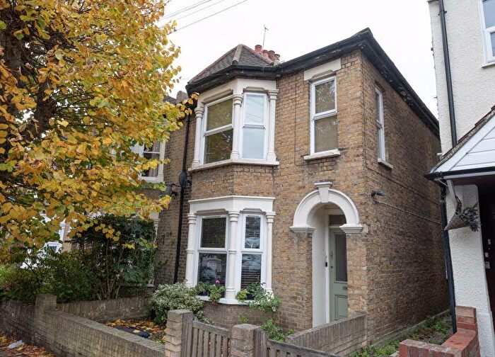 2 Bedroom Flat For Sale In Oakleigh Park Drive, Leigh-On-Sea, SS9