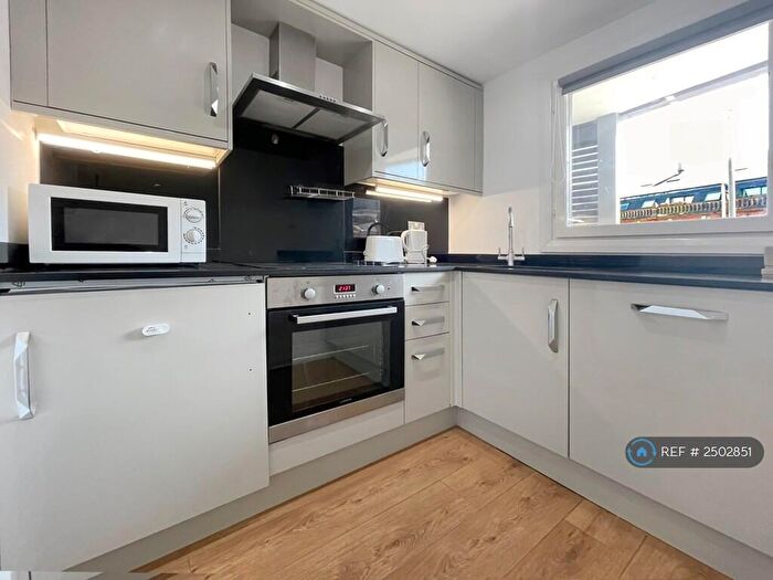 2 Bedroom Flat To Rent In North Crescent Apartments, Leeds, LS2