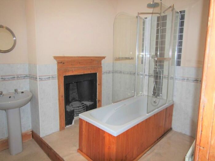 3 Bedroom Flat To Rent In Queen Street, Aberystwyth, Ceredigion SY23