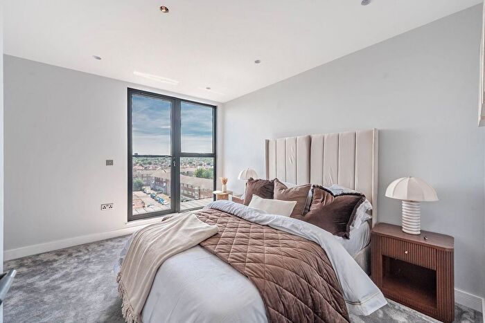 2 Bedroom Flat For Sale In Haredon House, North Cheam, Sutton, SM3