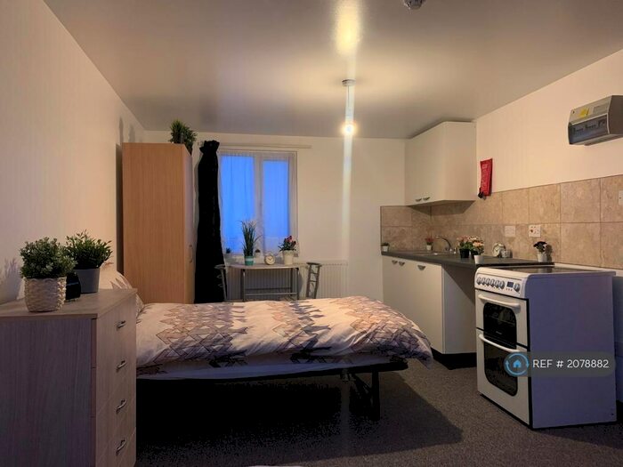 Studio To Rent In Hornsey Park Road, London, N8