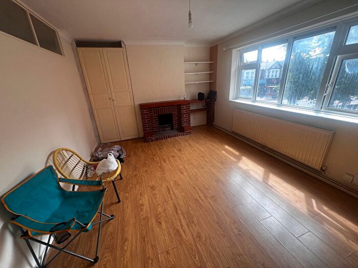 3 Bedroom Flat To Rent In Cranbrook Road, Ilford, IG6