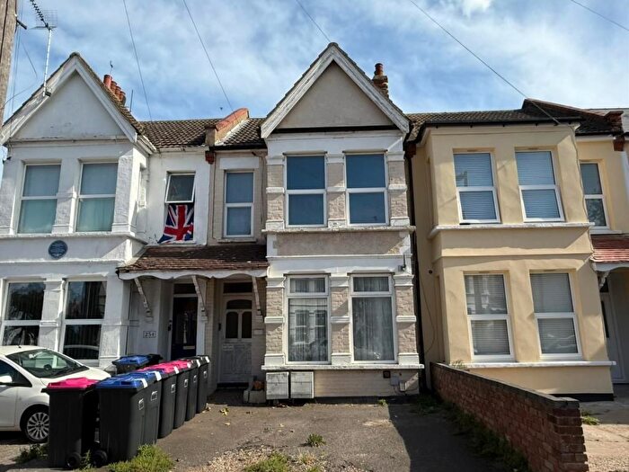 2 Bedroom Flat For Sale In Hamlet Court Road, Westcliff-On-Sea, Essex, SS0