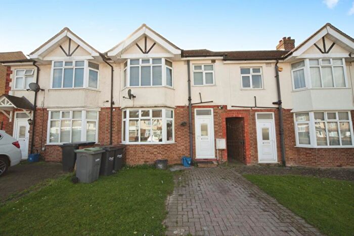 3 Bedroom Terraced House For Sale In Wordsworth Road, Luton, LU4