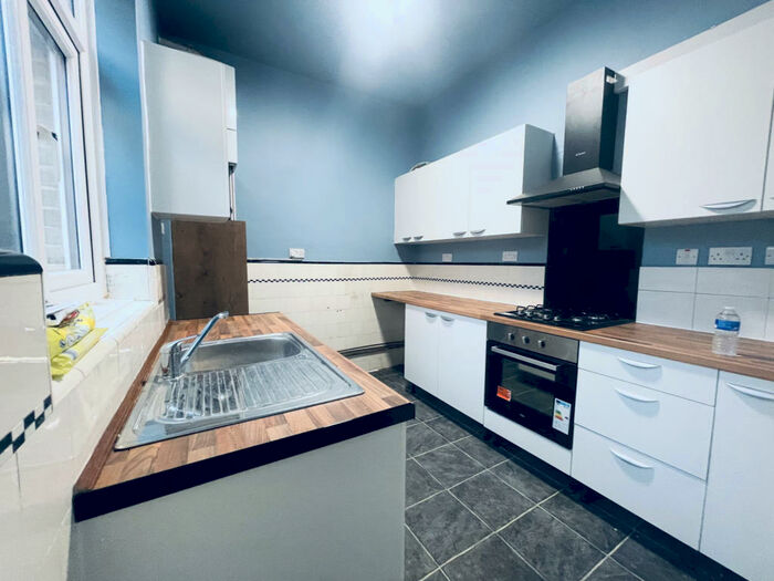 4 Bedroom Semi-Detached House To Rent In Ilford, IG1