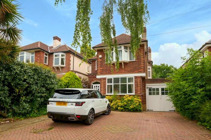 3 Bedroom Detached House To Rent In Greenway, Totteridge, N20