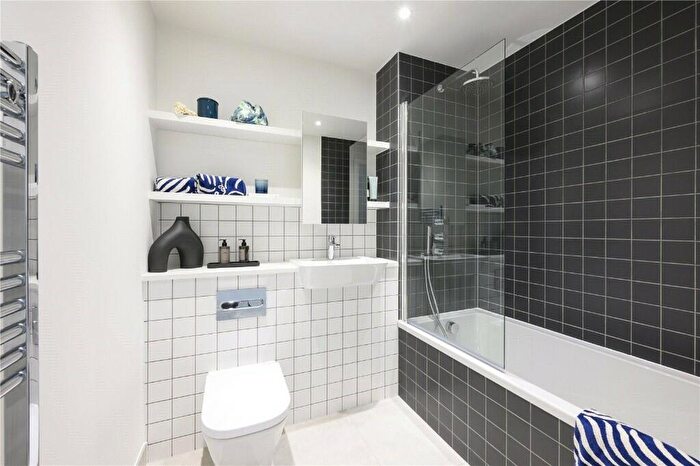 Studio To Rent In Barber Close, London, N21