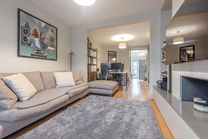 2 Bedroom Terraced House To Rent In Surbiton, Surrey, KT6