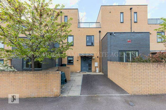 3 Bedroom Detached House To Rent In Wells Mews, Bounds Green, N11