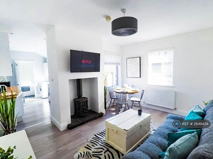 3 Bedroom Semi-Detached House To Rent In Queens Walk, Stamford, PE9