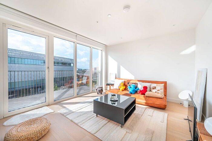 2 Bedroom Flat To Rent In Lincoln Apartments, White City, London, W12