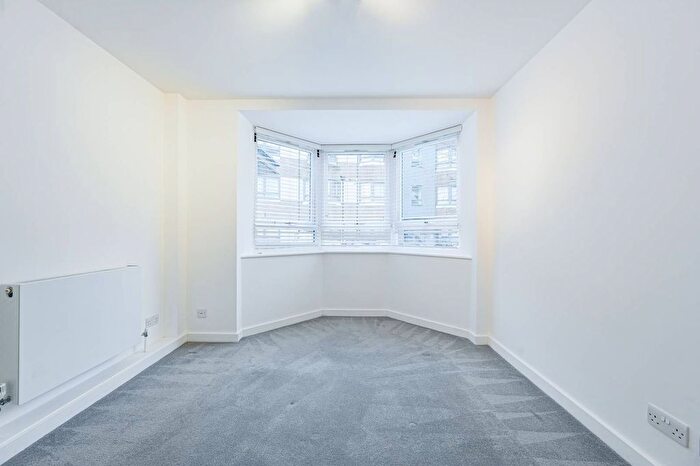 3 Bedroom Flat To Rent In Kew Bridge Court, Chiswick, London, W4