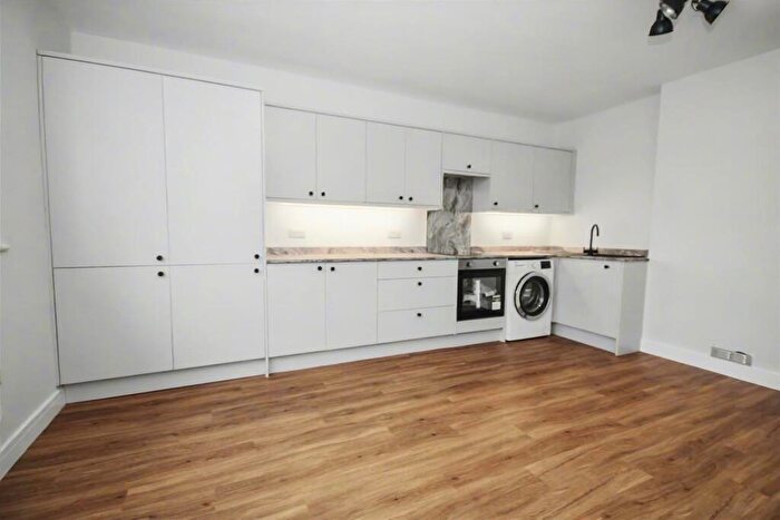 1 Bedroom Flat To Rent In Worplesdon Road, Guildford, GU2