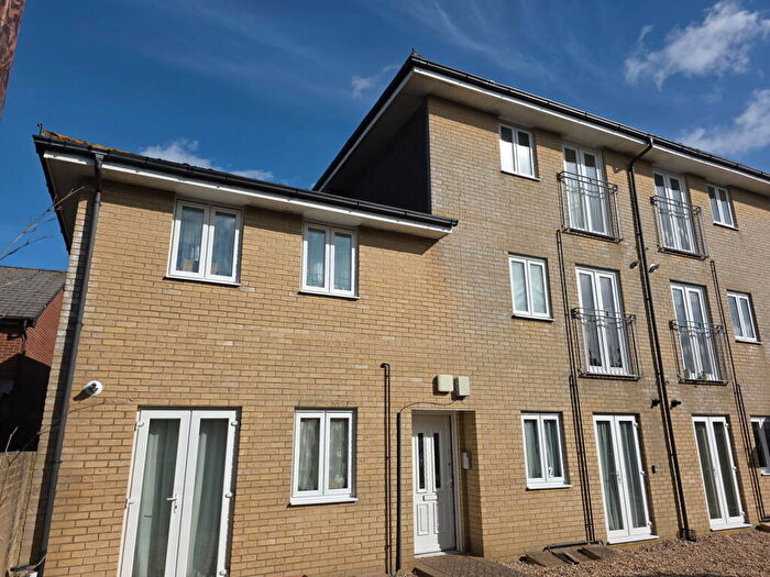 2 Bedroom Flat To Rent In Cross Street, Newport, PO30