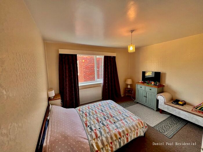 2 Bedroom Flat To Rent In Woodlands Grove, Isleworth, TW7