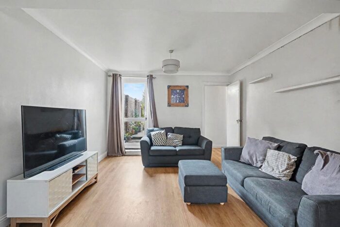 3 Bedroom End Terrace House To Rent In Curzon Road, Chatham, ME4