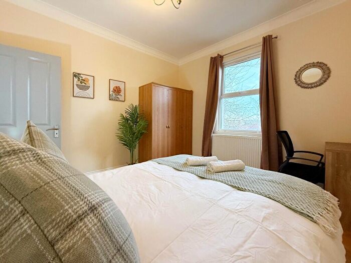 3 Bedroom Flat To Rent In Cyprus Road, London, N3