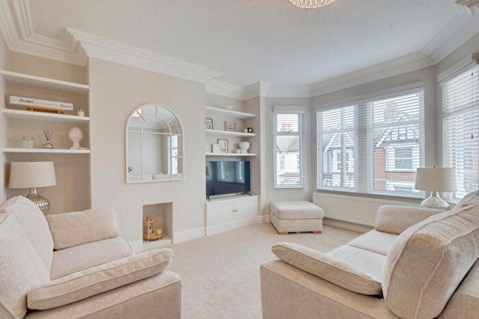 2 Bedroom Apartment For Sale In Fleetwood Avenue, Westcliff-on-sea, SS0