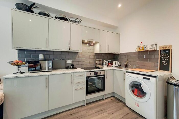 4 Bedroom Maisonette To Rent In Caversham Road, Kentish Town, NW5