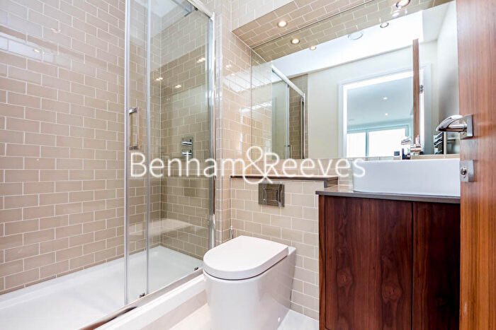 2 Bedroom Apartment To Rent In Lincoln Plaza, London, E14