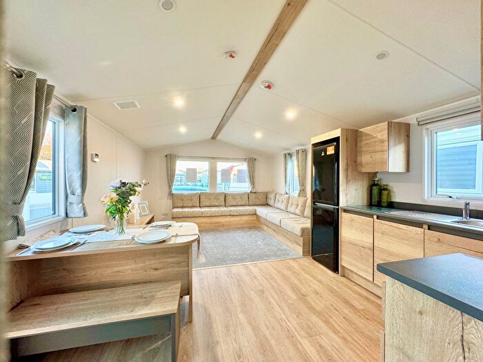 2 Bedroom Mobile/park Home For Sale In Colchester Road, St. Osyth, Clacton-On-Sea, CO16