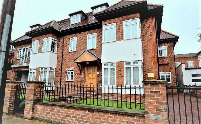 3 Bedroom Flat To Rent In Beechcroft Avenue, Golders Green, London, NW11