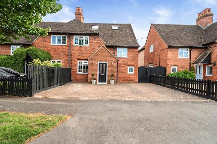 4 Bedroom Semi-Detached House For Sale In Wessex Road, Didcot, OX11