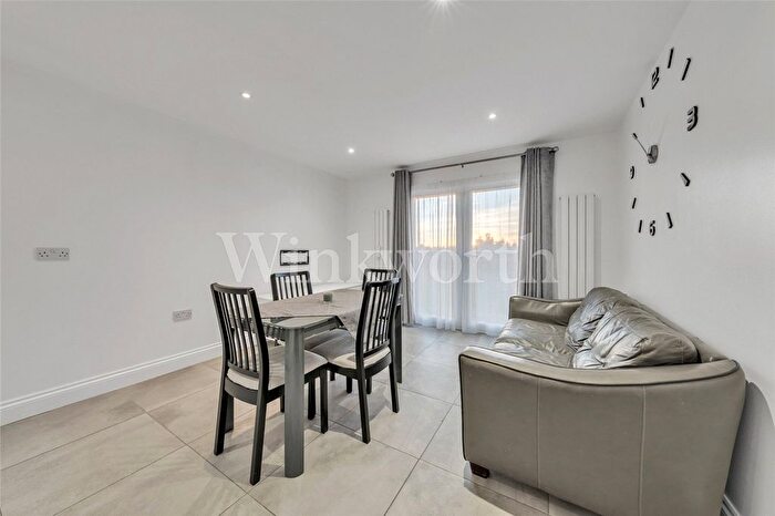 2 Bedroom Flat To Rent In Hendon Way, London, NW2