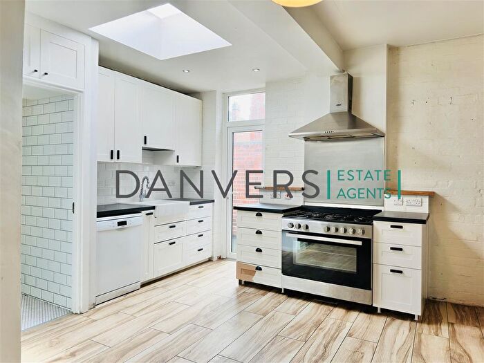 4 Bedroom Semi-detached House To Rent In Compton Road, Leicester, LE3