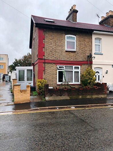 3 Bedroom End Terrace House For Sale In Station Road Hounslow, TW3