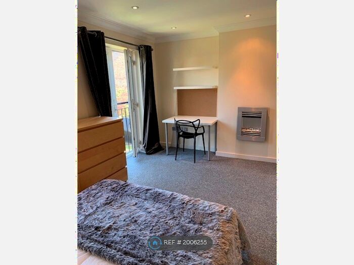 4 Bedroom Semi-Detached House To Rent In Radcliffe Mount, Nottingham, NG2