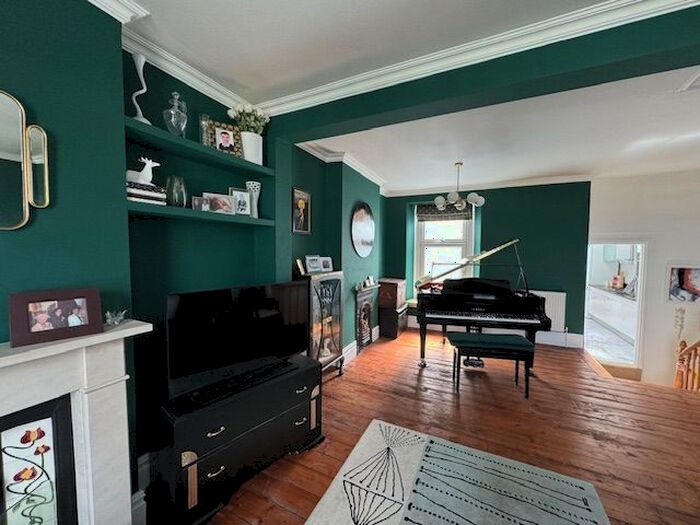 3 Bedroom Property To Rent In Lord Street, Penarth, CF64