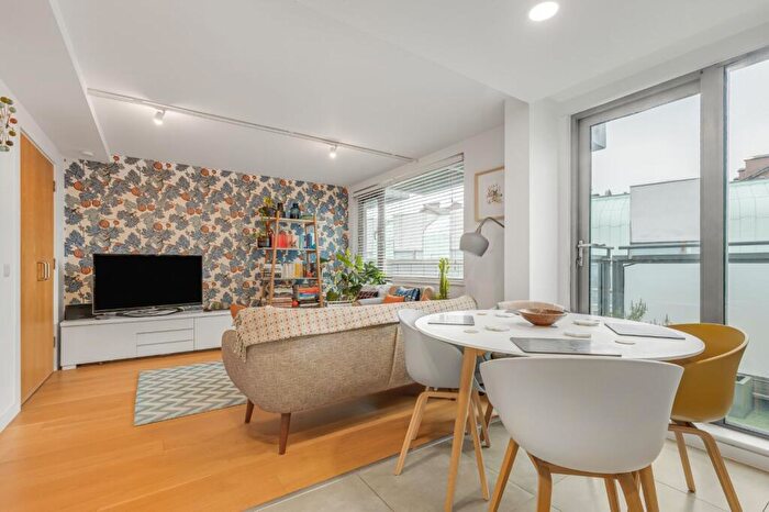 2 Bedroom Flat For Sale In Peacock Place, London, N1