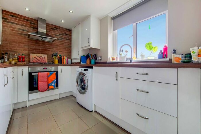 2 Bedroom Flat To Rent In Bethwin Road, Camberwell, London, SE5