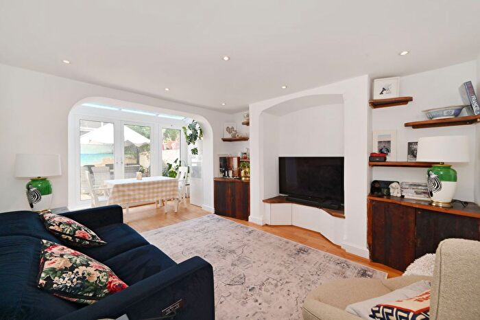 3 Bedroom Flat To Rent In St. Anns Villas, W11