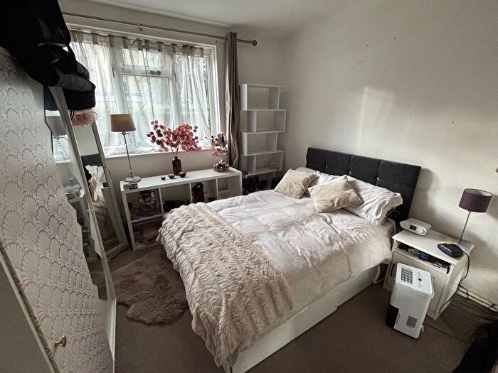 2 Bedroom Flat To Rent In Chilworth Court, Inner Park Road, SW19