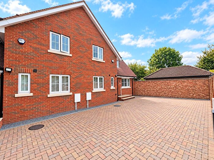 3 Bedroom Semi Detached House For Sale In Dawn Close, Hounslow, Greater London, TW4