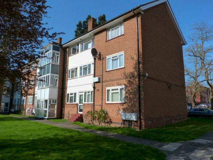 2 Bedroom Flat To Rent In Stonegrove, Edgware, HA8