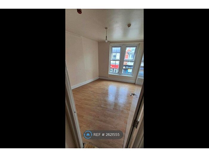 2 Bedroom Flat To Rent In Windsor Road, Neath, SA11