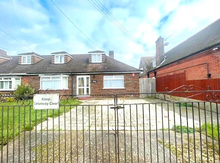 5 Bedroom Semi-Detached Bungalow For Sale In Cooling Street, Cliffe, ME3