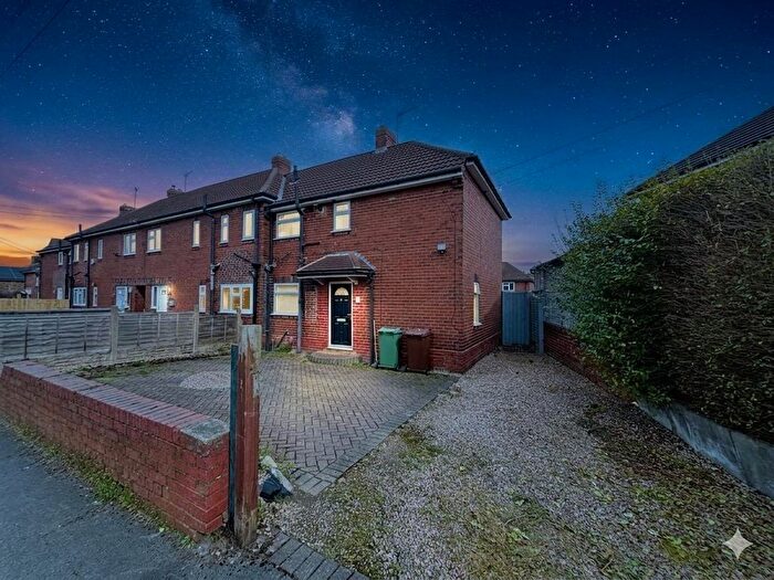 2 Bedroom Town House For Sale In Oakwell Close, Drighlington, Bradford, BD11