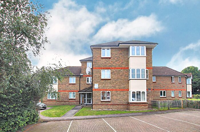 1 Bedroom Flat For Sale In Stirling Grove, Hounslow, TW3