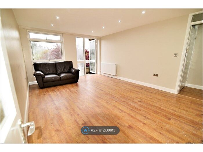 2 Bedroom Flat To Rent In Duffield Close, Harrow On The Hill, HA1