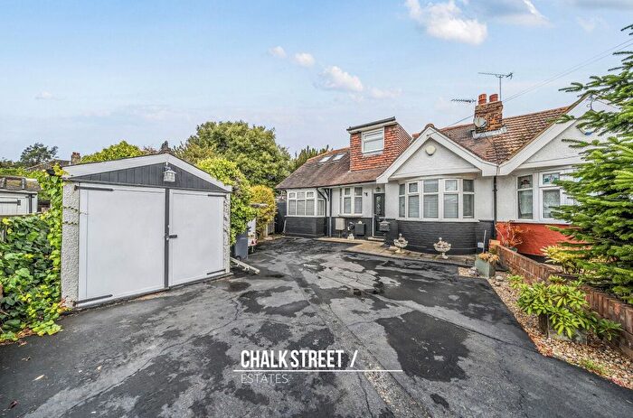 4 Bedroom Semi-detached Bungalow For Sale In Chiltern Gardens, Hornchurch, RM12