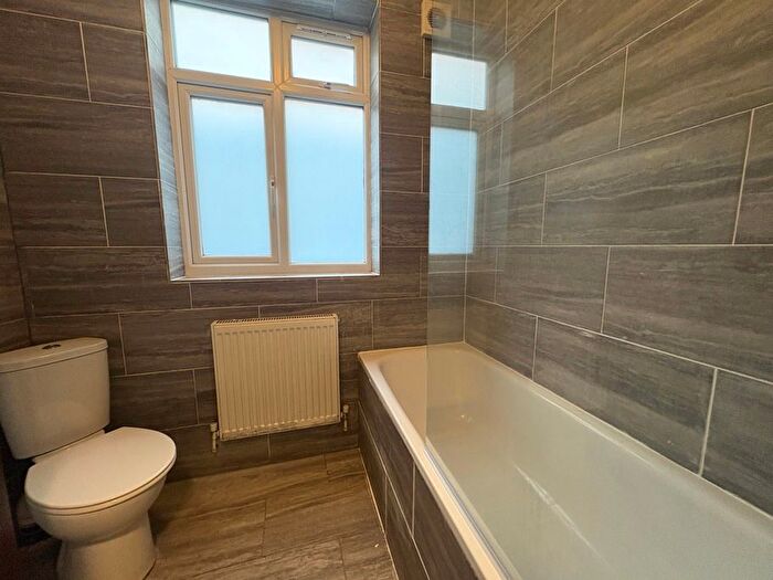 3 Bedroom Flat To Rent In Westway, Caterham, CR3