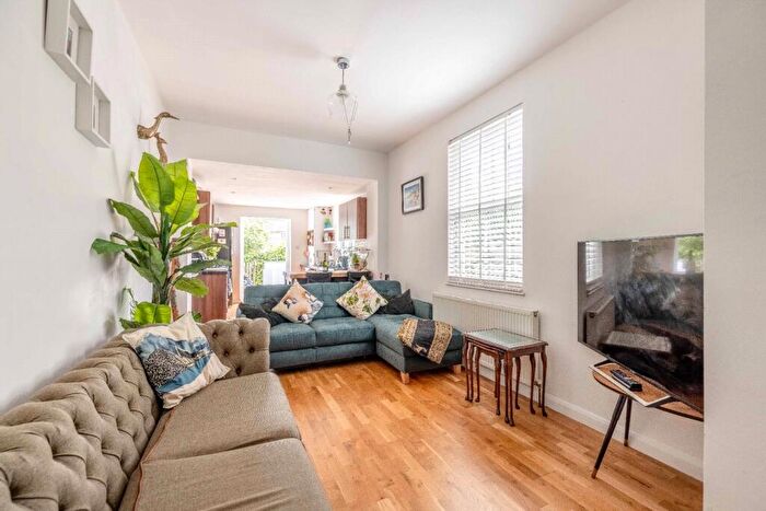 2 Bedroom Flat To Rent In Kings Road, Windsor, Berkshire, SL4