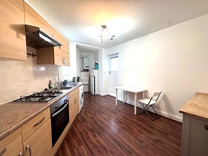Studio To Rent In Golders Green Road, London, NW11